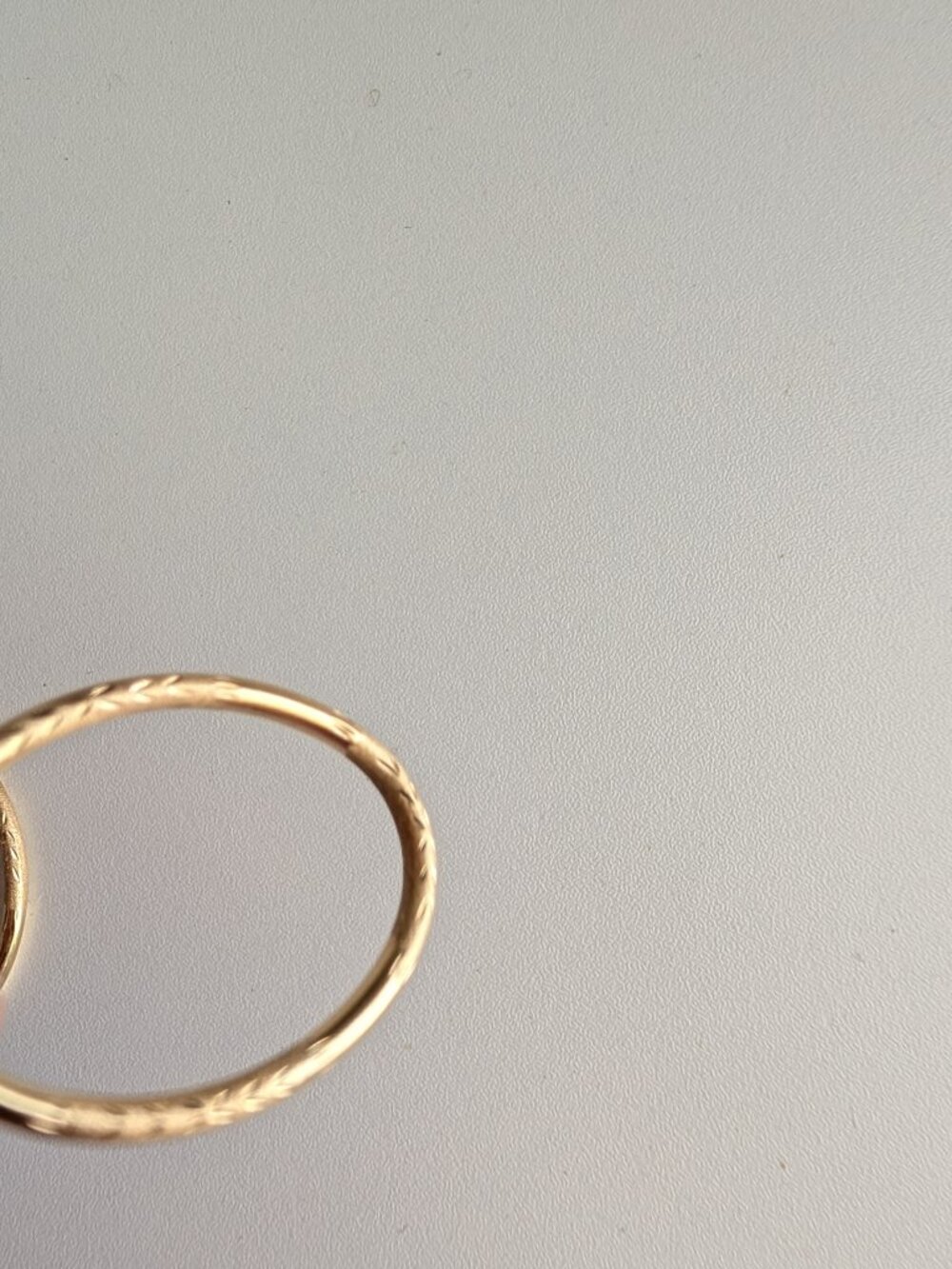 14K Yellow Gold Oval Hoop Earrings Diamond Cut Classic Medium Leightweight - Picture 4 of 10